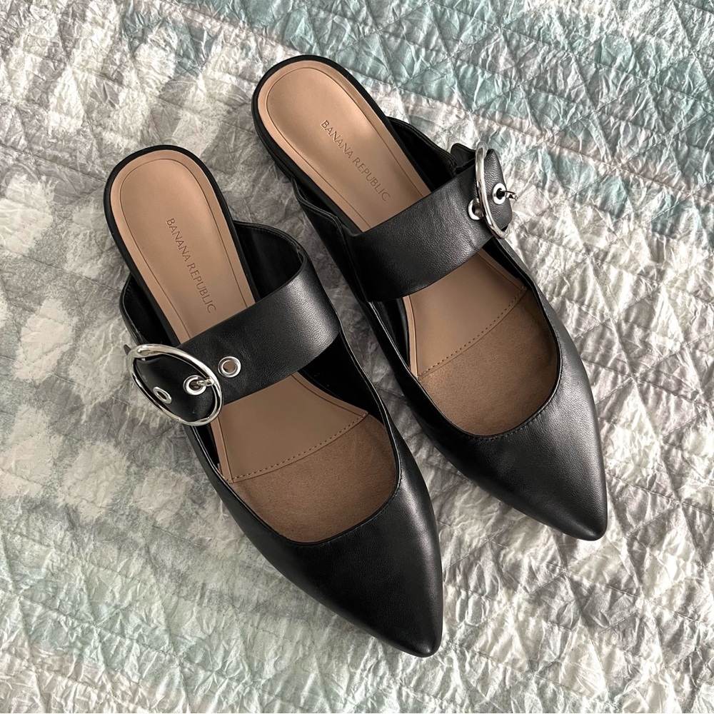 NWOT BANANA REPUBLIC Black Slip On Flats